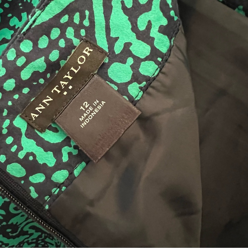 Ann Taylor Navy & Green Paisley Print Pencil Skirt Size 12 Like New - Picture 3 of 10